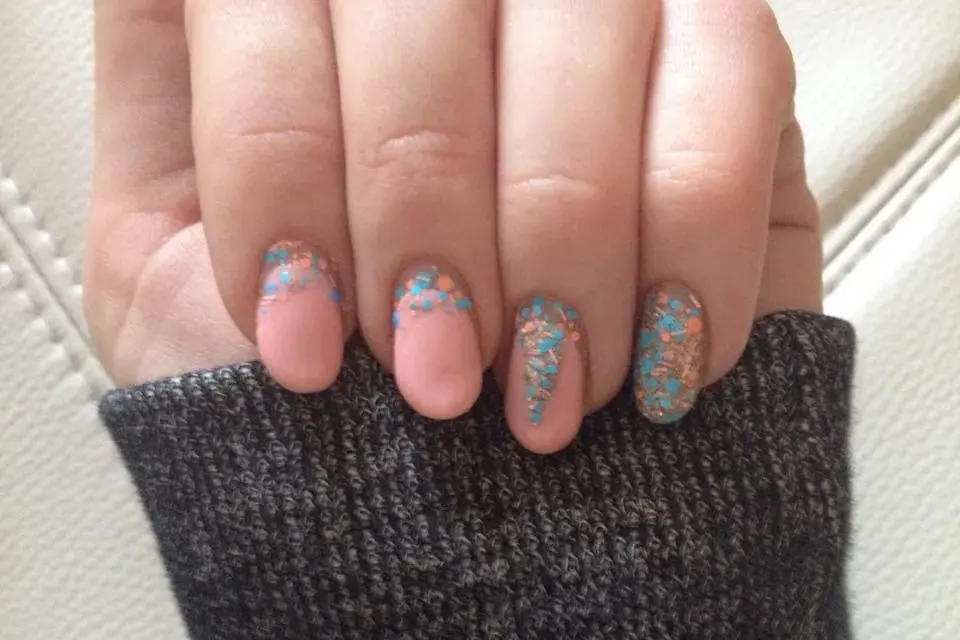 Odrosty na paznokciach? 15-minutowy ratunek i trwały manicure!