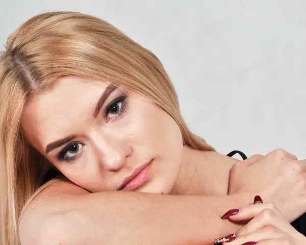 Korektor: Jak używać do maskowania i modelowania twarzy? Poradnik