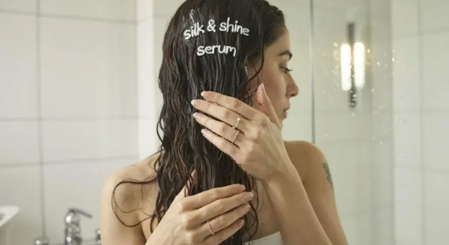 Spłukiwać serum do włosów? Poznaj zasady i unikaj błędów
